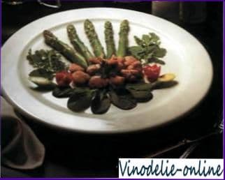 Весенний салат со спаржей и телячья вилочковая железа